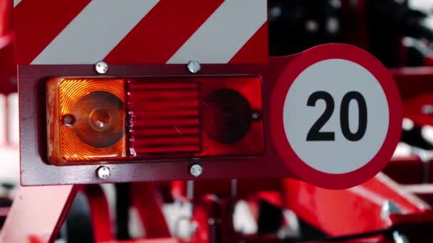 Poteau d'avertissement routier à rayures rouges et blanches avec des balises orange. Signe et lumières — Video