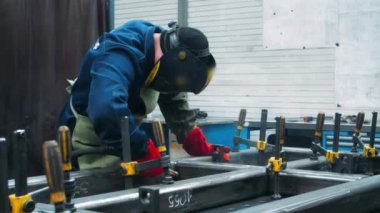 Elektrot ile yüz maskesi kaynak ile koruyucu üniforma profesyonel kaynakçı