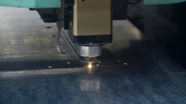 Parametrelere göre metal levhada dikdörtgen delik kesen lazer ışını