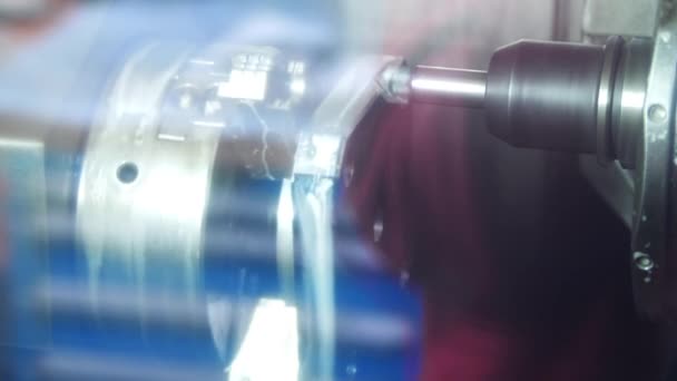 Drehmaschine, die das Werkstück präzise schleift. Ausrüstung für Drehmaschinen auf Metall — Stockvideo