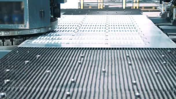 Egyes méretes vasgyártás lyukak lyukasztó gép lyukasztási lapja — Stock videók