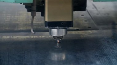 Fabrikada lazer kesim metal sanayi makinesi. Endüstriyel cnc plazma