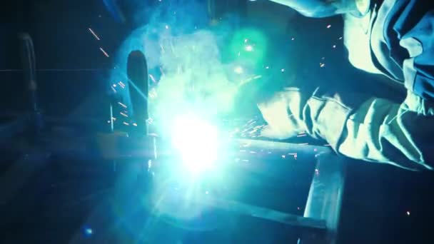 Scorching welding tip during weld works in workshop metalworking plant — Stock Video