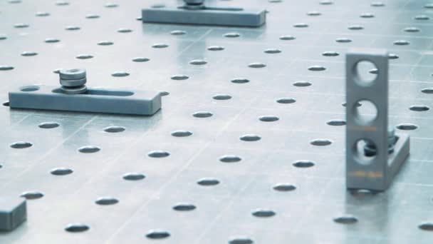 Oppervlak van metalen installatie met gaten en platen. Industrieel metalen oppervlak — Stockvideo