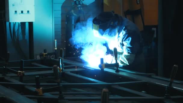Metallschweißprozess im dunklen Industrieraum. Stahlkonstruktion aus Metall in der Werkstatt — Stockvideo