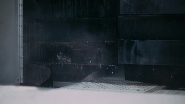 Horisontella dörrar av tvätt grind med fallande droppar hett vatten — Stockvideo