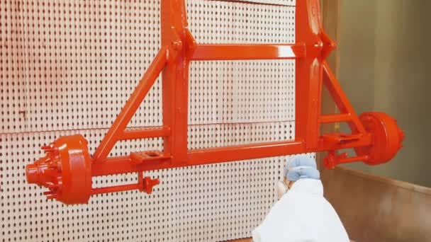 ●スプレーガン付きの赤で工業用ユニットを塗装する女性。働く女性画家 — ストック動画