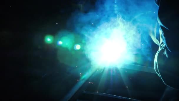 Flux d'étincelles brillantes provenant de la découpe industrielle des métaux. Flamme bleue et étincelles — Video