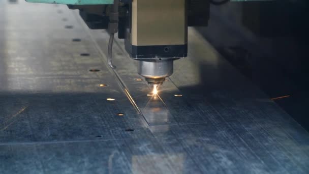 Proceso de corte industrial por láser. Equipo en taller de metalurgia — Vídeos de Stock