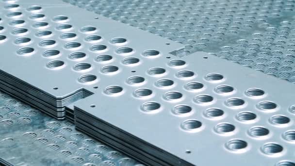 Placas de metal con perforaciones. Hojas de acero con orificios en el almacén de fábrica — Vídeos de Stock