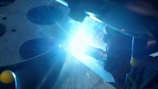 Close-up of welding process with bright sparks. Nozzle of welding machine — Stock Video