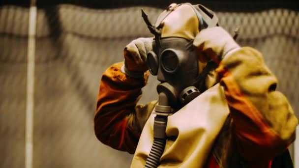 保護ガスマスクの男波形フレキシブルホースを接続したガスマスク — ストック動画