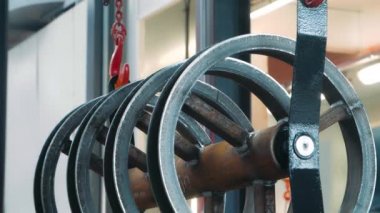 Metal işleme atölyesinde kanca yakan taban aparatlarına kaynaklanmış çelik yuvarlak parçalar