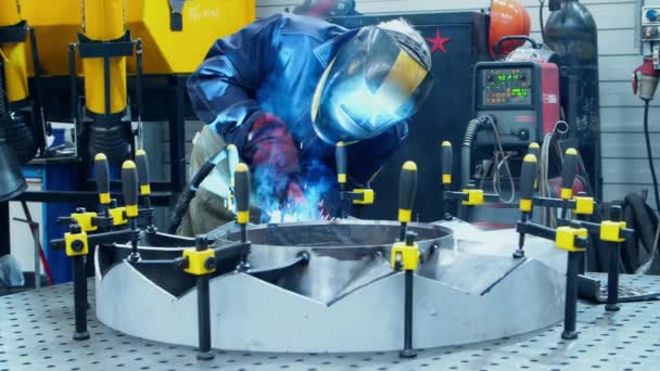 Worker in protective mask making weld of industrial unit. Welding process — Stock Video