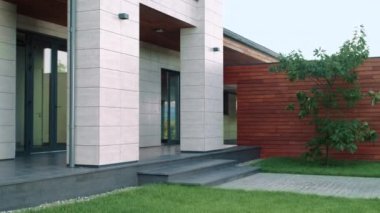 İş adamı sırt çantası ile ofis binasına giriyor.