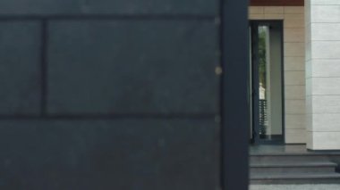 İş kadını dizüstü bilgisayarla binaya gidiyor. Sarışın kadın ofisten ayrılıyor