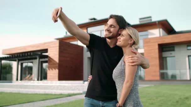 Wesoła para biorąc selfie zewnątrz. Portret szczęśliwego rodzinnego robienia selfie — Wideo stockowe