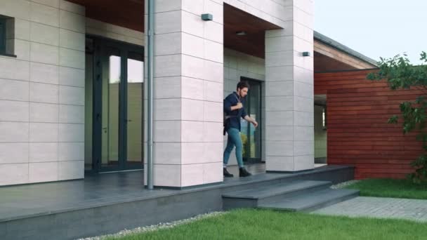 Business man walking out luxe appartement. Geconcentreerd hipster verlaten huis. — Stockvideo