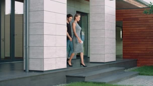 Pareja sexy saliendo con bolsas. Familia feliz disfrutando de compras juntos . — Vídeos de Stock