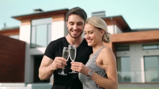 Lyckligt par dricker champagne nära lyxhus. Närbild älskare dricker vin — Stockvideo