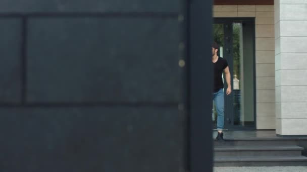 Homem casual a descer escadas a construir com mochila. Retrato do empregado masculino — Vídeo de Stock