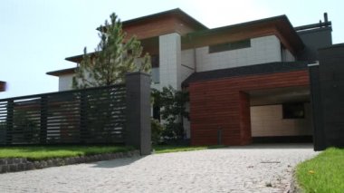 Lüks eve modern otomatik sürüş. Lüks garaja giren closeup siyah cip.