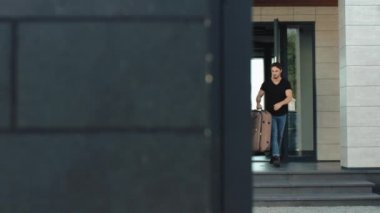 Kendine güvenen bir çift modern binaya gidiyor. Closeup zengin çift dışarı gidiyor