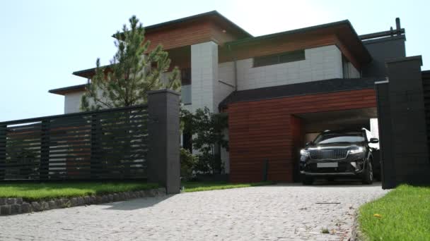 Black car riding from luxury house. Closeup of black jeep riding from apartments — Stock Footage Black car riding from luxury house. Closeup of black jeep riding from apartments Stock Video
