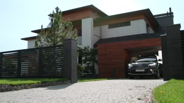 Voiture noire chevauchant de maison de luxe. Gros plan de jeep noire à partir d'appartements — Video