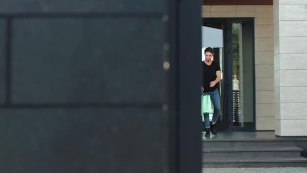 Romantikus pár megy külső ház táskák. Vidám családi kézben kezében — Stock videók