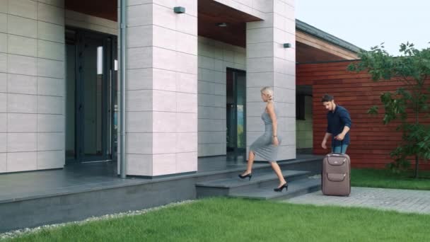 Casal rico entrando em apartamentos de luxo com bagagem. Família feliz entrando em casa — Vídeo de Stock