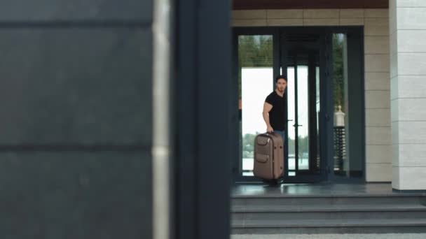 Knap coming out van luxe huis man met Bagage. — Stockvideo