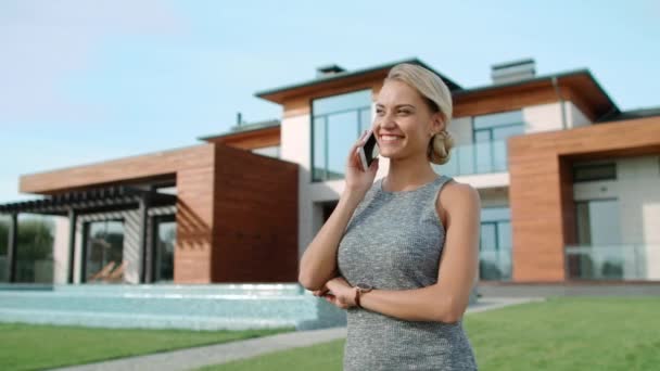 Señora alegre hablando móvil en villa de lujo. Retrato de chica bonita con teléfono — Vídeos de Stock