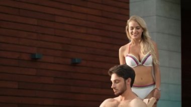 Seksi kadın dışarı adam gidiyor. Havuz yakınında Closeup güzel çift