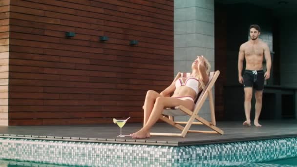 Beau homme massant femme près de la piscine à la maison de luxe . — Video