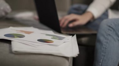 Kadın kişi kanepede laptop oturuyor. Evde çalışan sinirli iş Bayan.