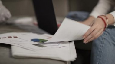 Evde çalışan genç bir kadın. Dizüstü bilgisayar ile kanepede oturan kadın kişi kapatmak.