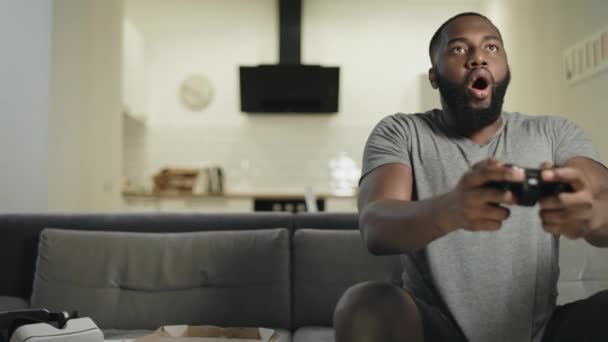 Loco negro hombre jugando video juego en casa cocina . — Vídeos de Stock
