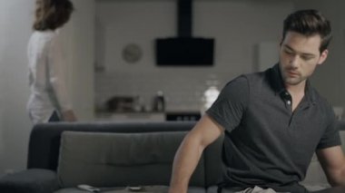 İş adamı uzak işyerinde dizüstü bilgisayar üzerinde çalışıyor.