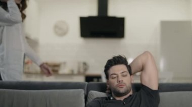 Sabah mutfakta güzel bir kadın geliyor. Ciddi adam TV kanalları anahtarlama.