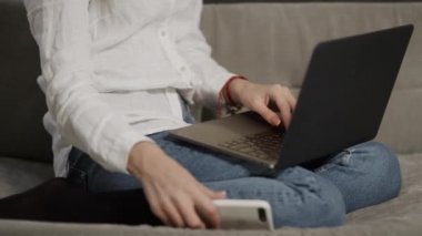 Uzaktan workpalce evde telefon konuşan ciddi iş Bayan.