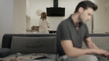 Sabah mutfağında su ısıtıcısı koyarak güzel bir kadın. Sleepy adam kapanış Notebook