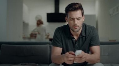 Yakışıklı adam mutfakta TV programı arıyor. Gülümseyen adam kazanmak jest yapma