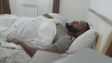 Sabah uykusunda yorgun bir adam. Şok erkek kişi uyandırma hızlı.