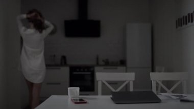 Genç kadın sabah mutfağa geliyor. Evde çay yapma güzel Bayan.