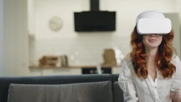 Jolie femme assise sur des lunettes vidéo. Femme sérieuse enlève des lunettes virtuelles . — Video
