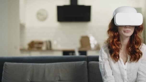 Mujer concentrada jugando juego virtual en la cocina abierta . — Vídeos de Stock