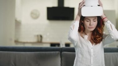 Güzel kadın video gözlükleri takıyor. VR gözlük oturan kadın portresi