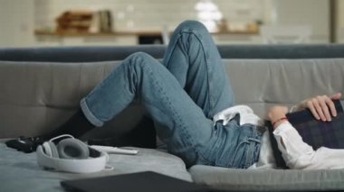 Modern mutfakta kanepede uyuyan yorgun kadın. Rahat kadın fotoğraf albümü sarılmak