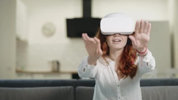 Schöne Dame spielt interaktiv in virtueller Brille in moderner Küche. — Stockvideo